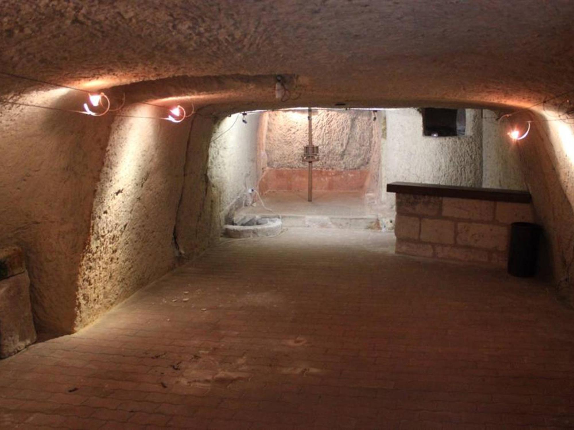 Location Unique En Ville, 3 Niveaux Avec Cave Voutee Et Troglodytique, Charme Et Authenticite En Touraine - Fr-1-381-162 Loches Eksteriør billede